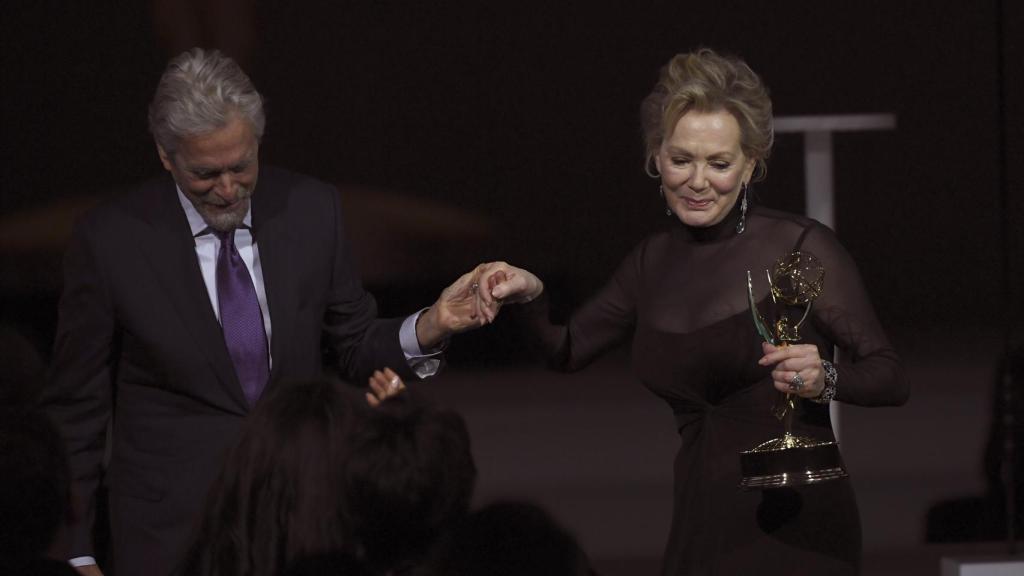 Michael Douglas acompaña a Jean Smart, ganadora del Emmy.