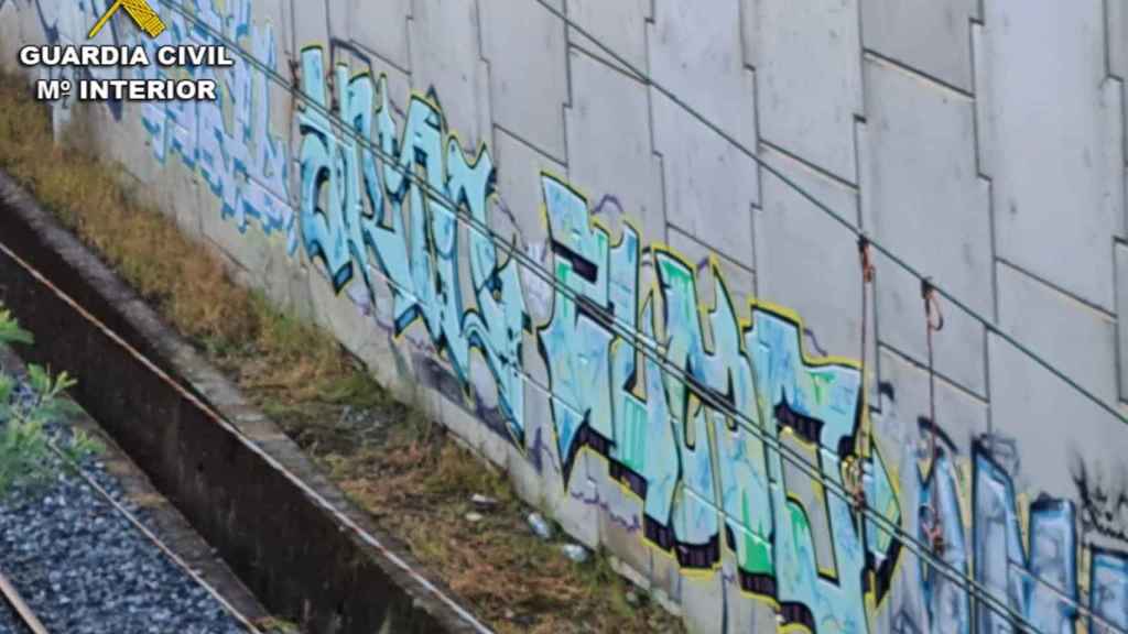 Pintada en un muro de las vías férreas en O Porriño.