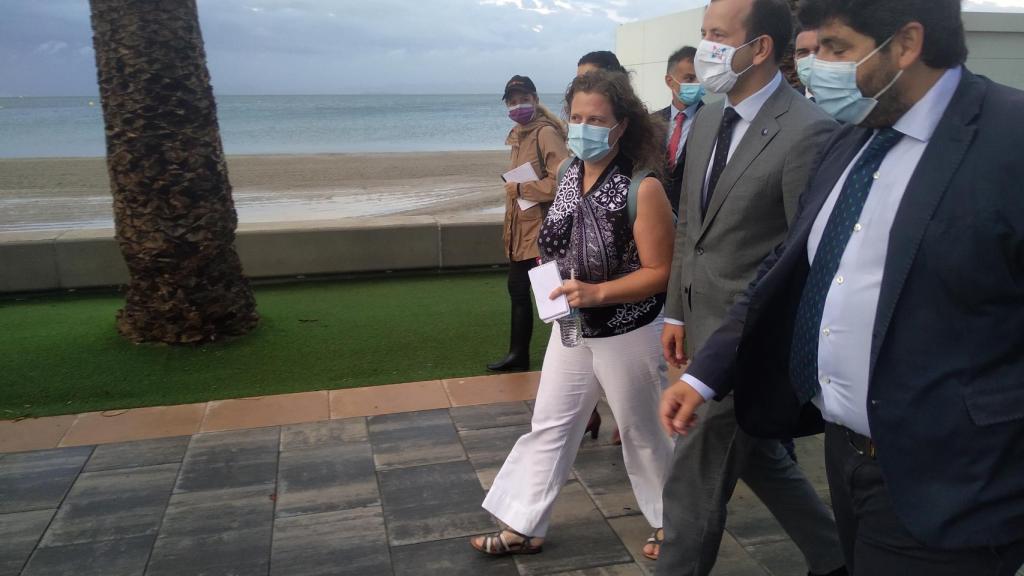 El presidente de Murcia y el comisario europeo, este martes, en la Playa de La Puntica.