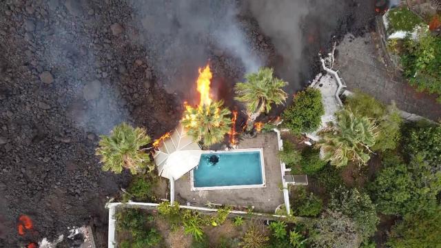 La lava del volcán de La Palma engulle decenas de casas.