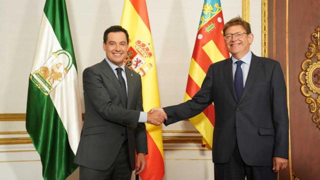 Juanma Moreno y Ximo Puig, durante su encuentro de este martes. EE