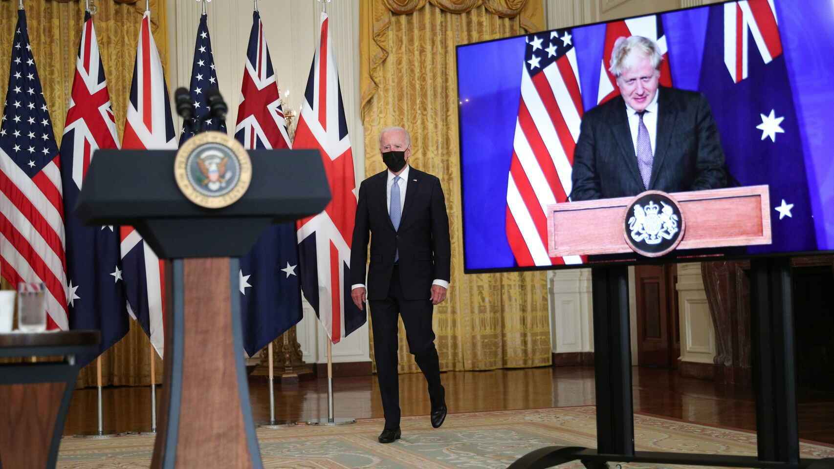 Biden, junto a Boris Johnson (pantalla) anuncian el acuerdo AUKUS.