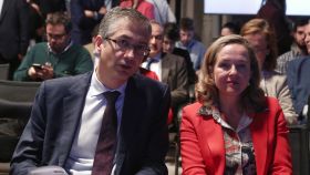 Pablo Hernández de Cos, gobernador del BdE, junto a Nadia Calviño, vicepresidenta primera del Gobierno y ministra de Economía.