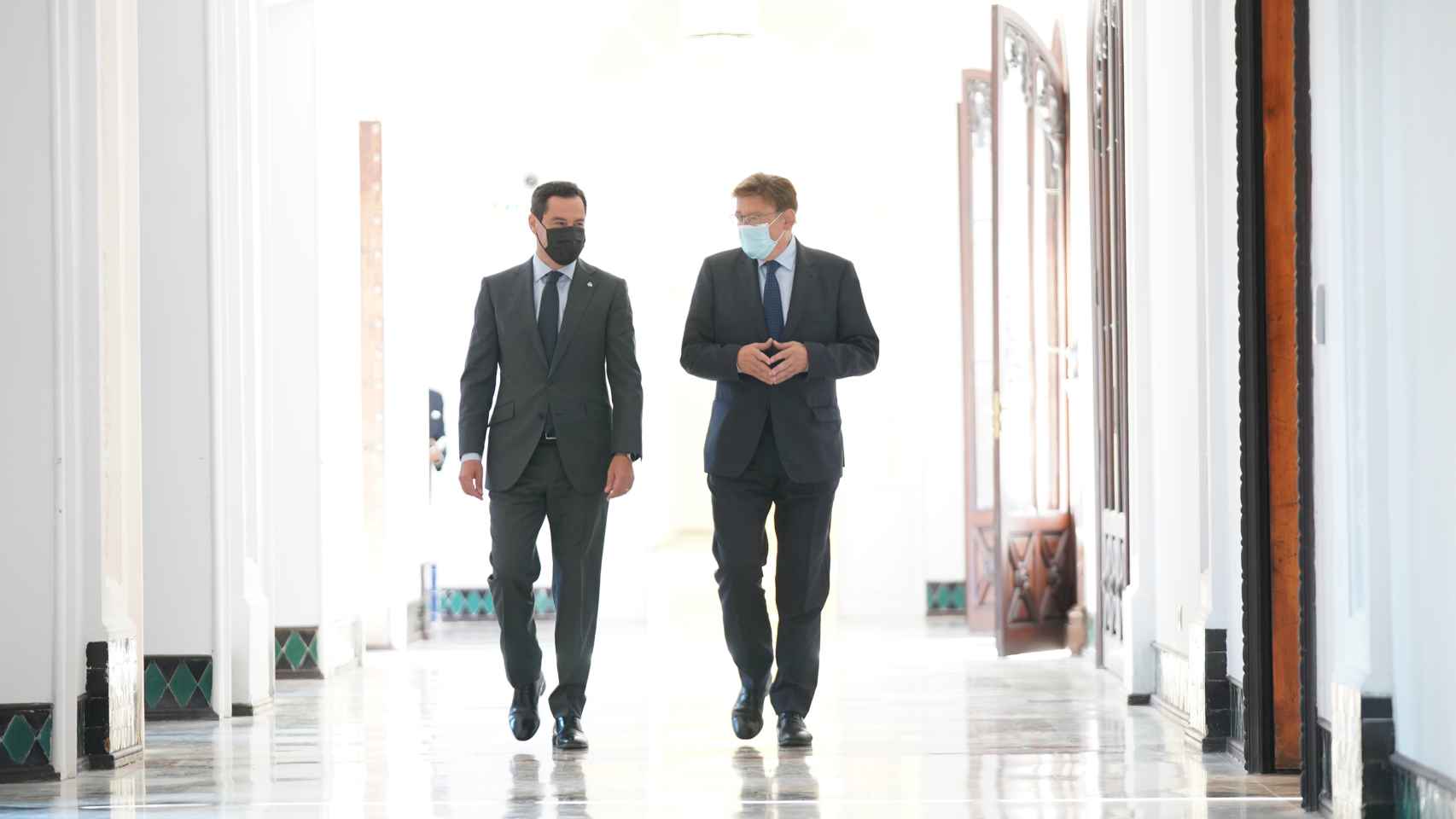 Juanma Moreno y Ximo Puig caminan por el palacio de San Telmo, sede del ejecutivo andaluz.