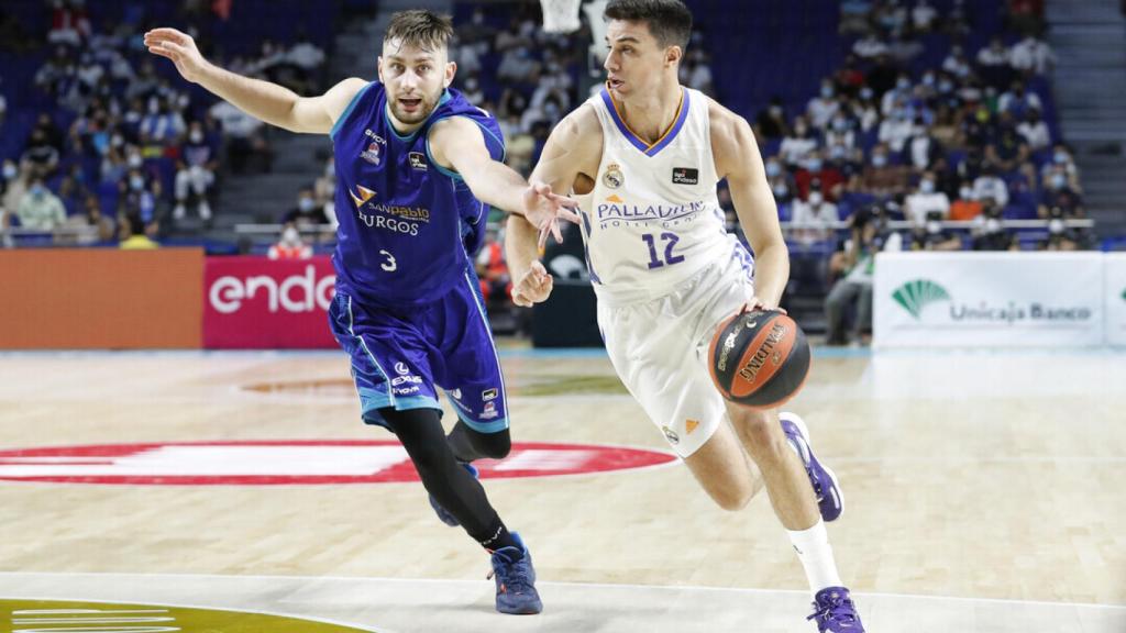 Carlos Alocén subiendo el balón