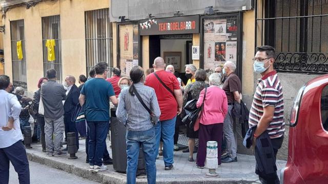 Decenas de separatistas acuden al acto celebrado por Madrileños por el Derecho a Decidir en el Teatro del Barrio.