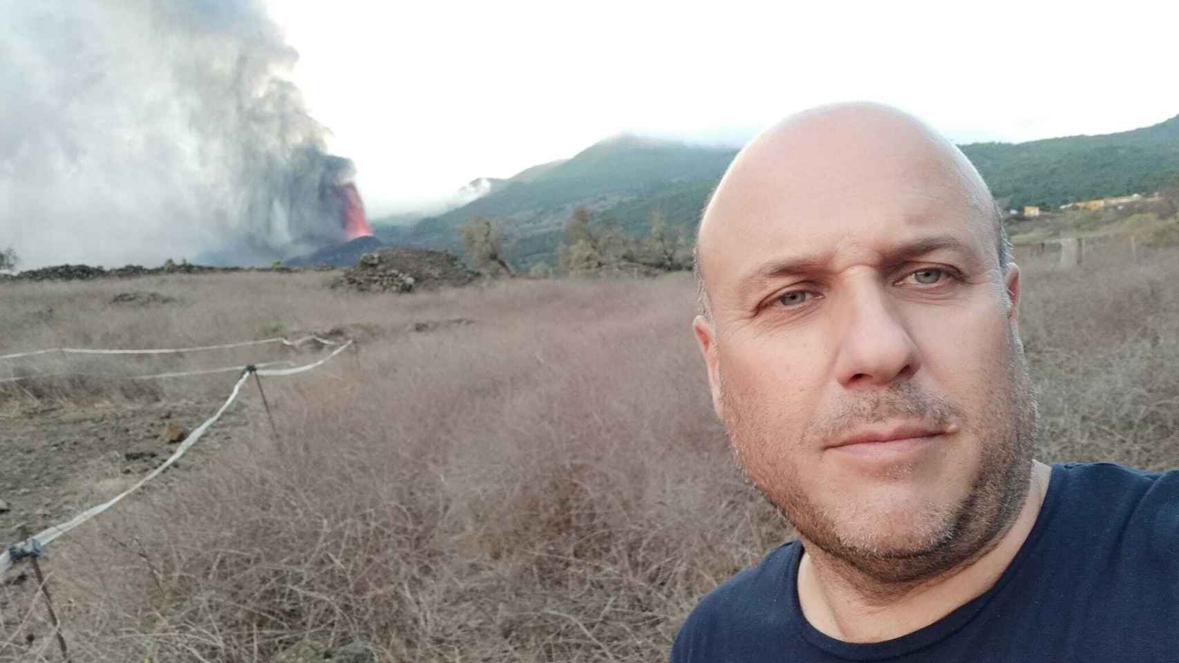 Carlos, frente a la lengua de lava de La Palma.