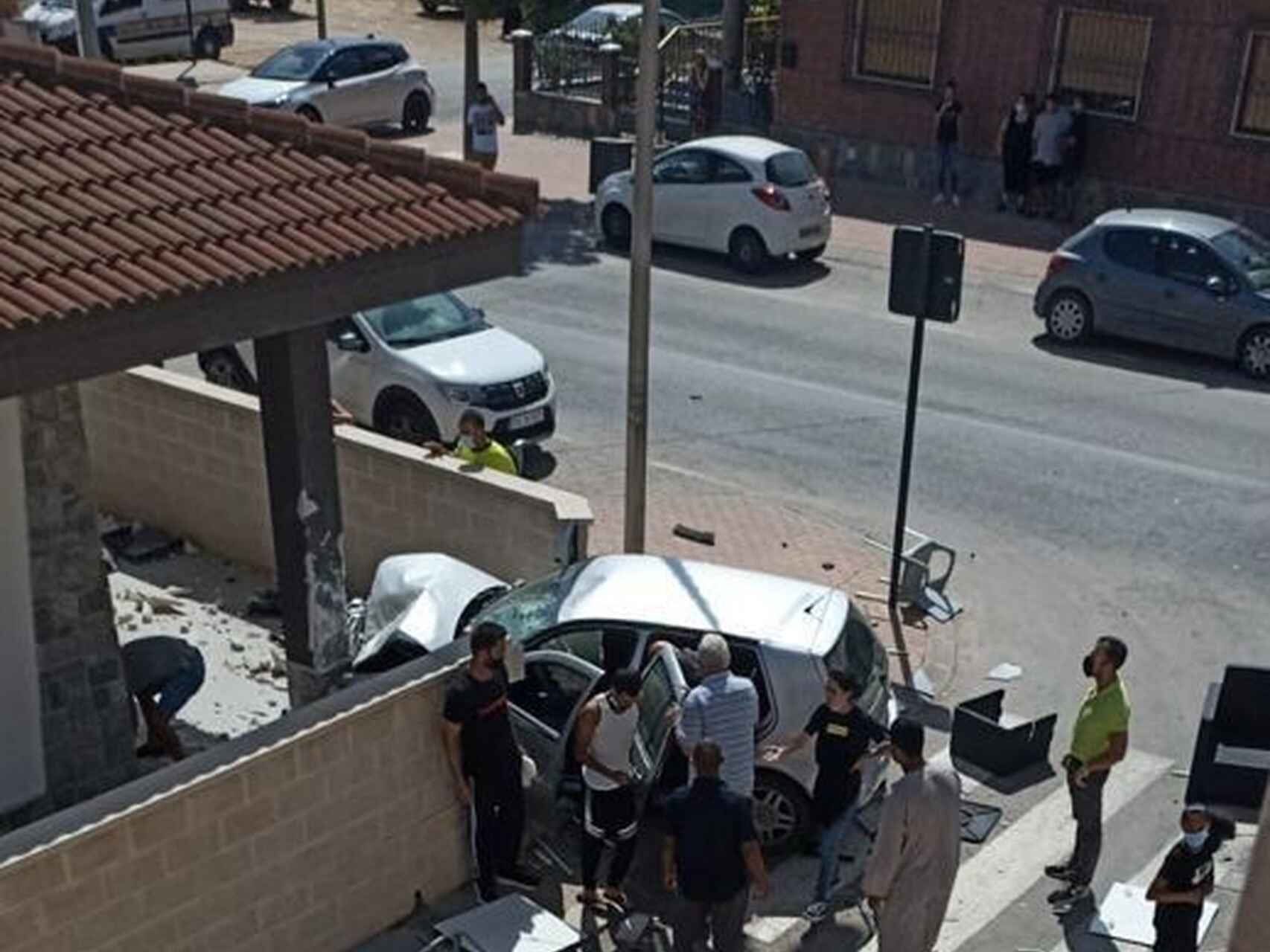 El Golf que conducía Abdellah, este viernes, empotrado en la columna de una casa pegada a los restaurantes de Roldán.
