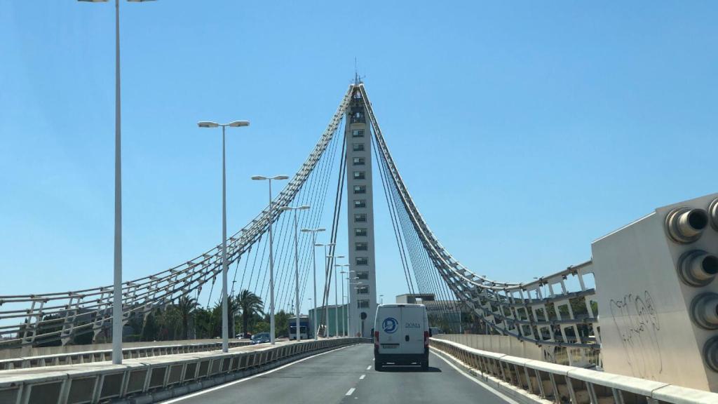 Los corrimientos de tierra en un puente de Elche no hacen peligrar, de momento, su estructura