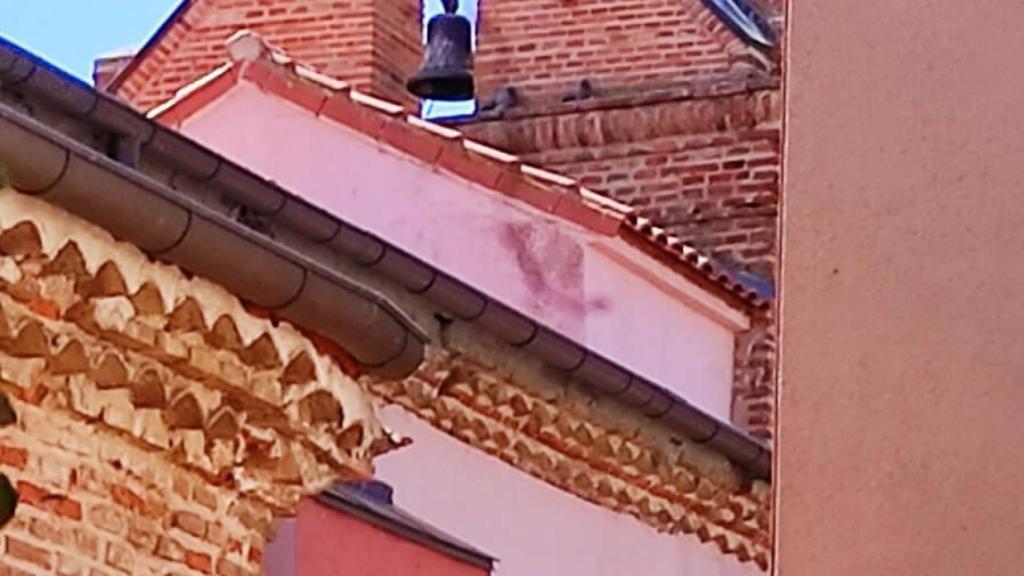 Pintadas en una de las fachadas del templo de San Ildefonso