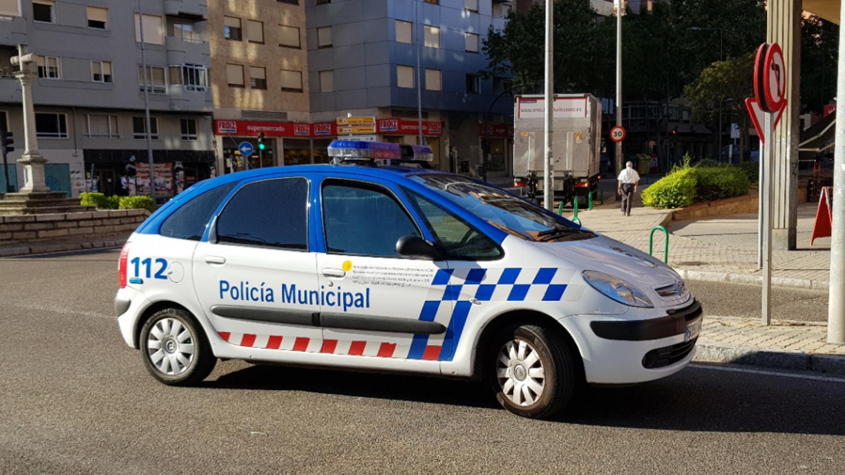 Un coche patrulla de la Policía Municipal de Zamora en la avenida Cardenal Cisneros