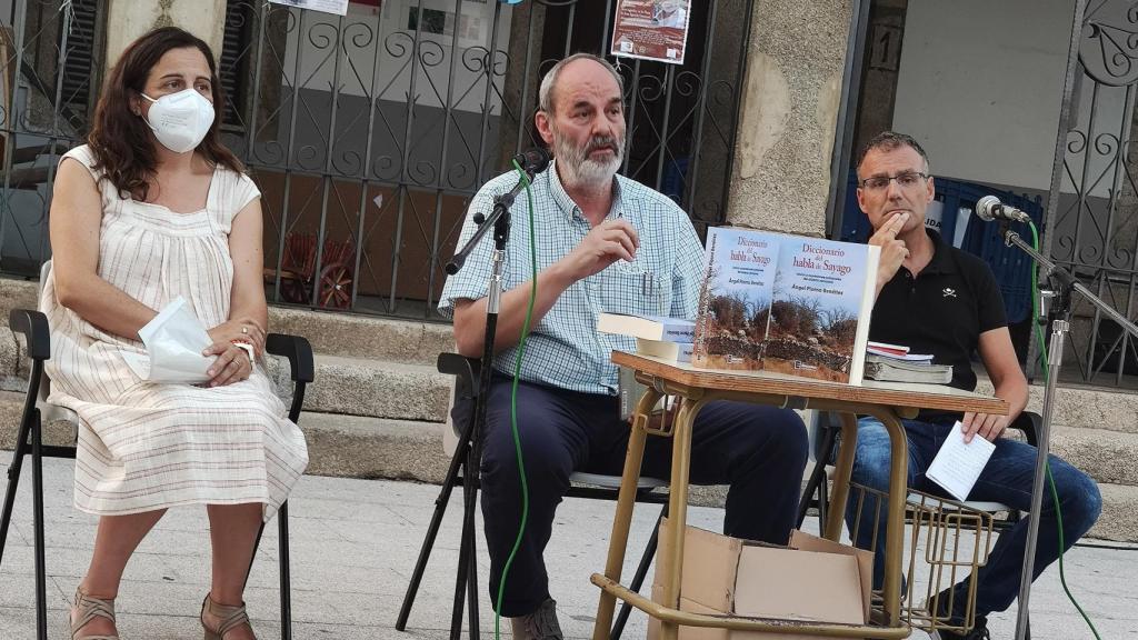 Presentación  en Bermillo Pilar Piorno (hija), Melquíades Prieto (editor) y Roberto Carlos Piorno (hijo)