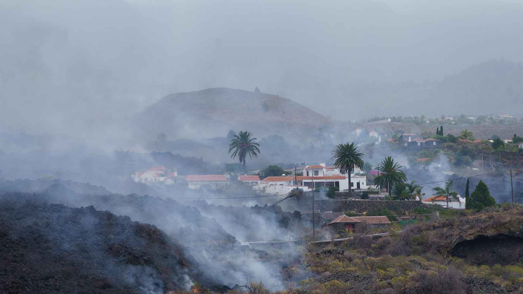 Una colada de lava  se desplaza por el barrio de Todoque, en Los Llanos de Ariadne.