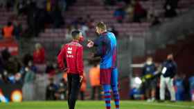 Gerard Piqué habla con el cuarto árbitro en el descanso del FC Barcelona - Granada