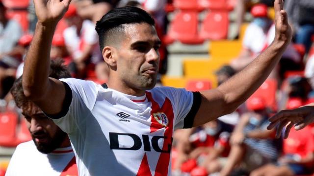 Radamel Falcao celebra un gol del Rayo Vallecano en La Liga 2021/2022