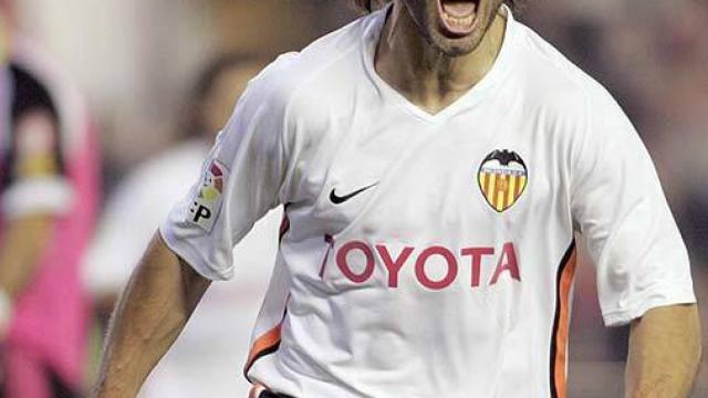 Roberto Fabián Ayala, en un partido del Valencia CF