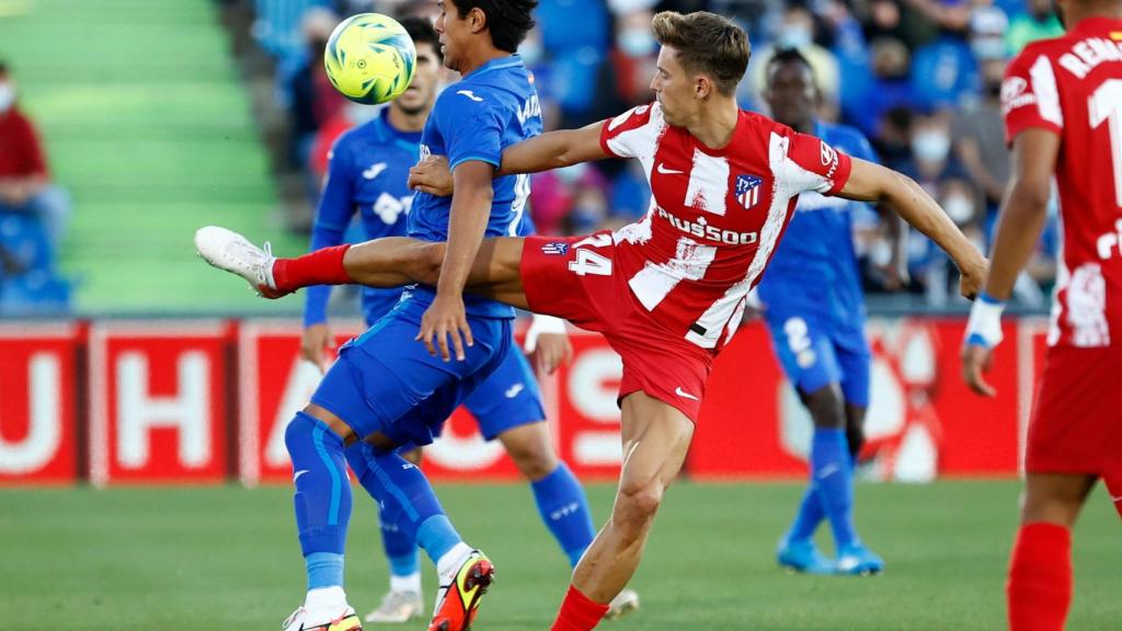 Jose Macias y Marcos Llorente pugnan por la posesión, en el Getafe - Atlético de Madrid de La Liga 2021/2022