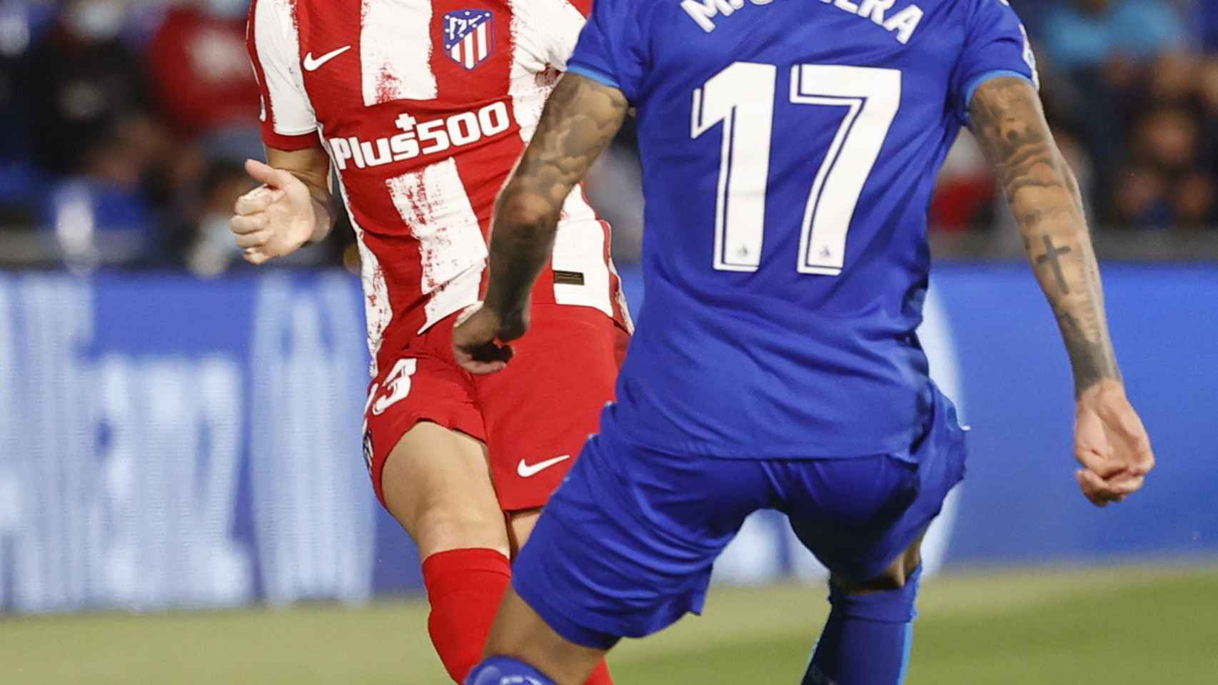 Kieran Trippier ante Mathias Olivera, en el Getafe - Atlético de Madrid de La Liga 2021/2022