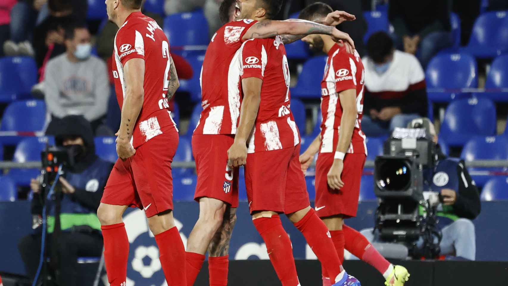 Los jugadores del Atlético de Madrid celebran el gol de Luis Suárez