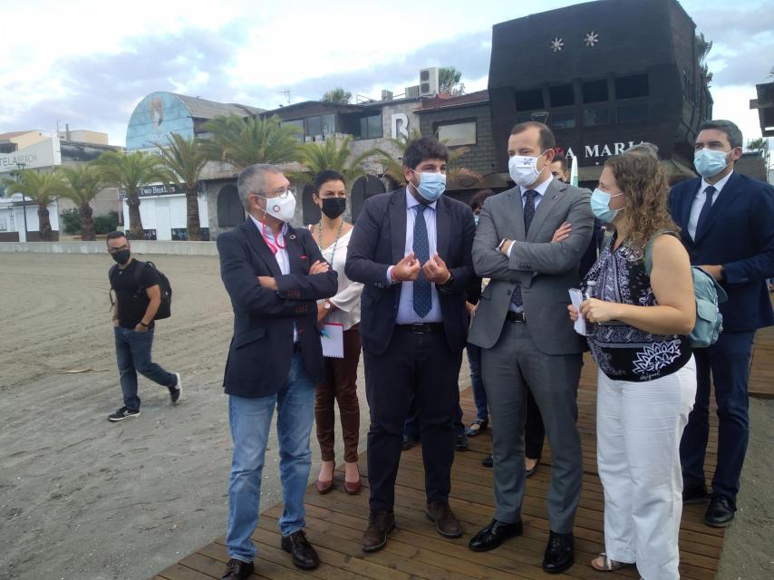 El secretario de Medio Ambiente, Hugo Morán, el presidente de Murcia, Fernando López Miras, y el comisario europeo de medio ambiente, Virginijus Sinkevicius.