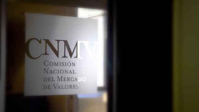 Logo de la Comisión Nacional de los Mercados de Valores (CNMV) en la sede de la institución.