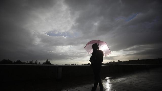 Una persona se protege de la lluvia con un paraguas