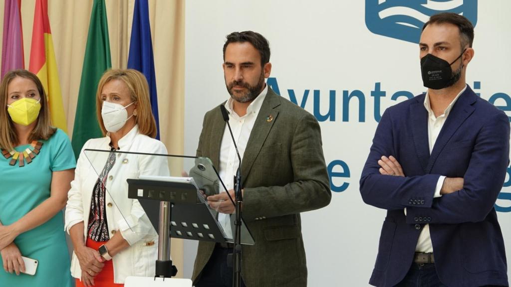 Daniel Pérez, portavoz del PSOE en el Ayuntamiento de Málaga, junto a varios concejales.