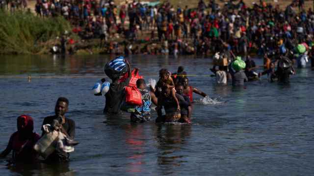 Miles de haitianos cruzan el río de la frontera de Estados Unidos.