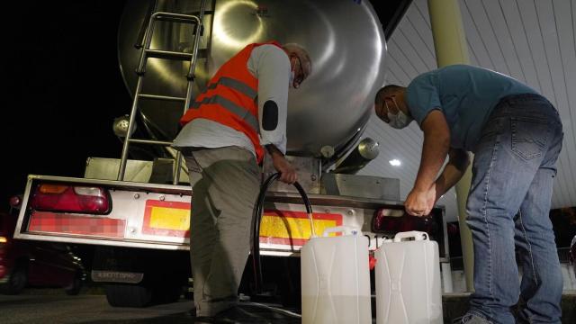 Recogida de agua en camiones cisterna por un vertido que deja sin suministro a varios barrios.