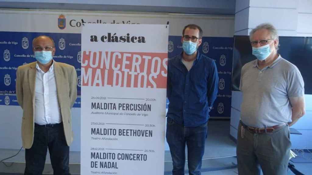 El concejal de Cultural, el director técnico de la Orquesta y el director artístico.