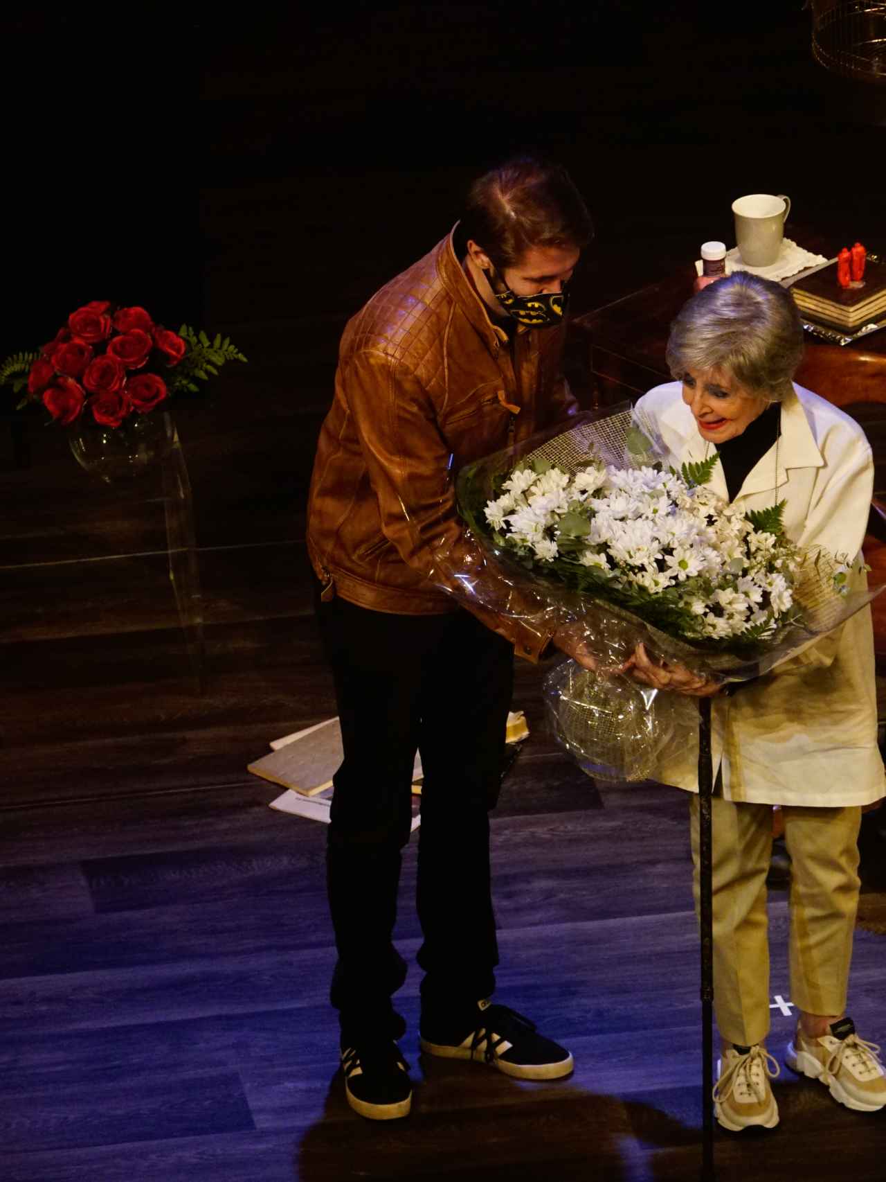 Concha Velasco ha recibido un gran ramo de flores de manos de su hijo Manuel, en su última función.