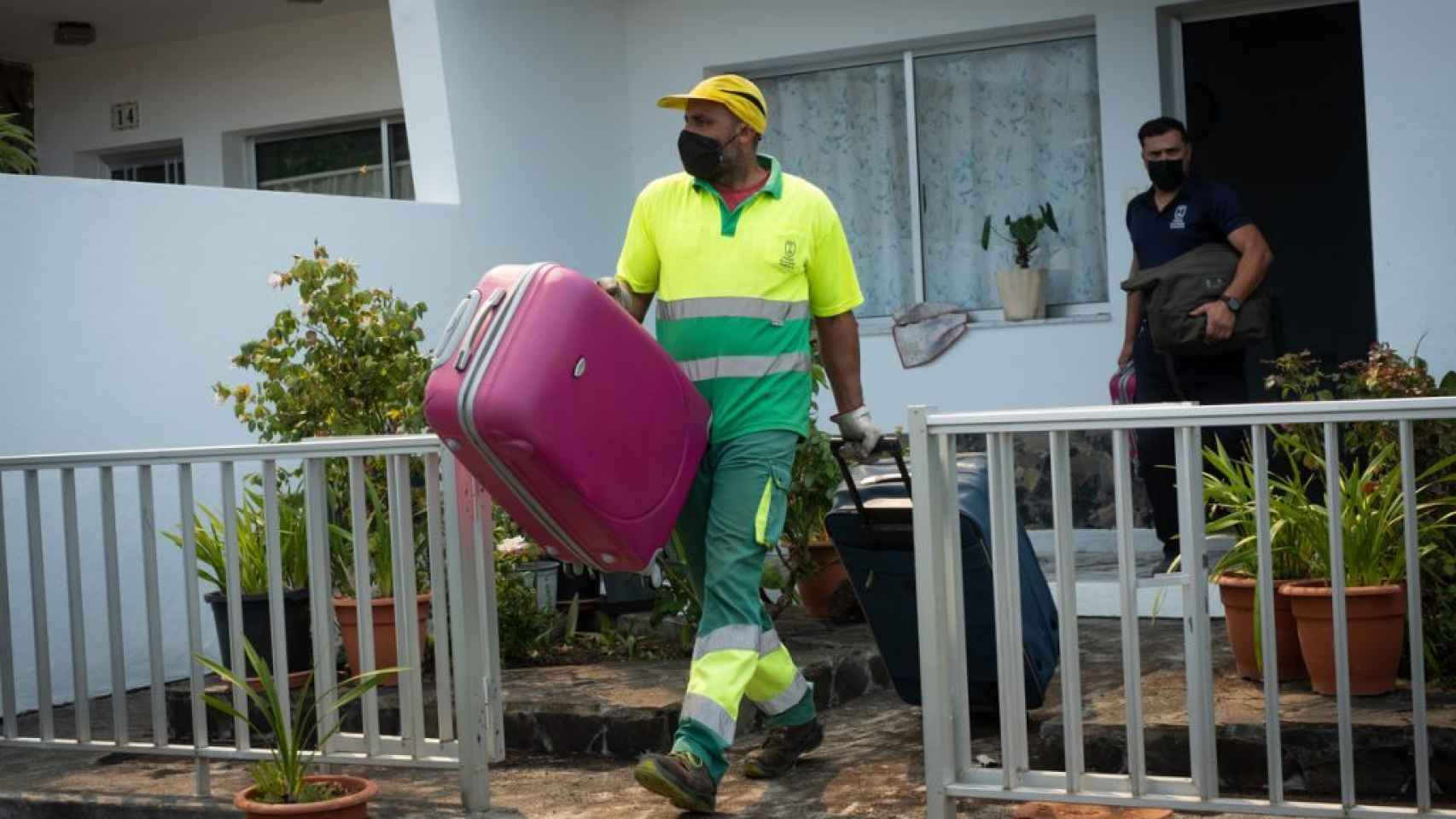 Trabajadores del Ayuntamiento de Todoque ayudan a los habitantes a sacar sus cosas. Fran Pallero