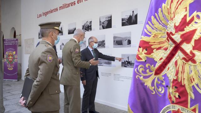 El presidente de la Diputación, Javier Iglesias y el coronel jefe del regimiento de Ingenieros, Ignacio García López, inauguran la exposición ‘Los ingenieros militares en la campaña de África de 1921 a 1922’