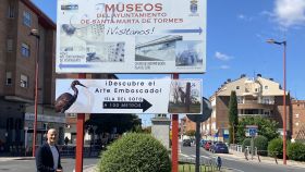 El concejal de Turismo, Juan Carlos Bueno, muestra la nueva señalización