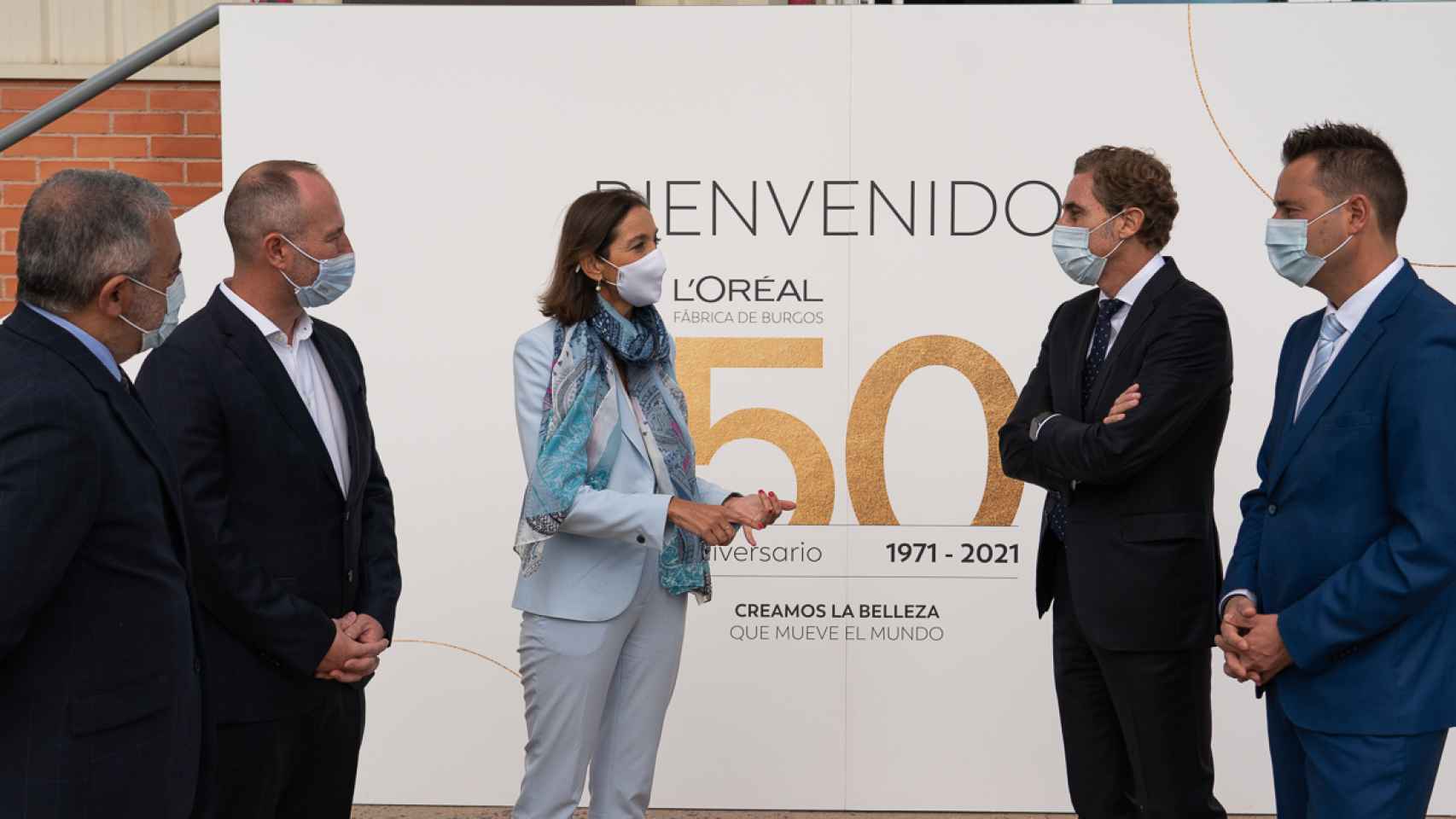La ministra de Industria, Reyes Maroto, en el acto de hoy junto al CEO de L'Oreal, Juan Alonso De Lomas, segundo por la derecha.