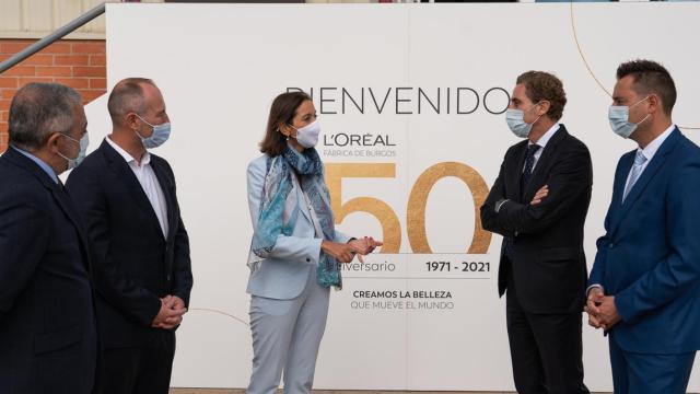 La ministra de Industria, Reyes Maroto, en el acto de hoy junto al CEO de L'Oreal, Juan Alonso De Lomas, segundo por la derecha.