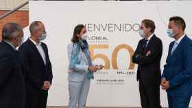 La ministra de Industria, Reyes Maroto, en el acto de hoy junto al CEO de L'Oreal, Juan Alonso De Lomas, segundo por la derecha.