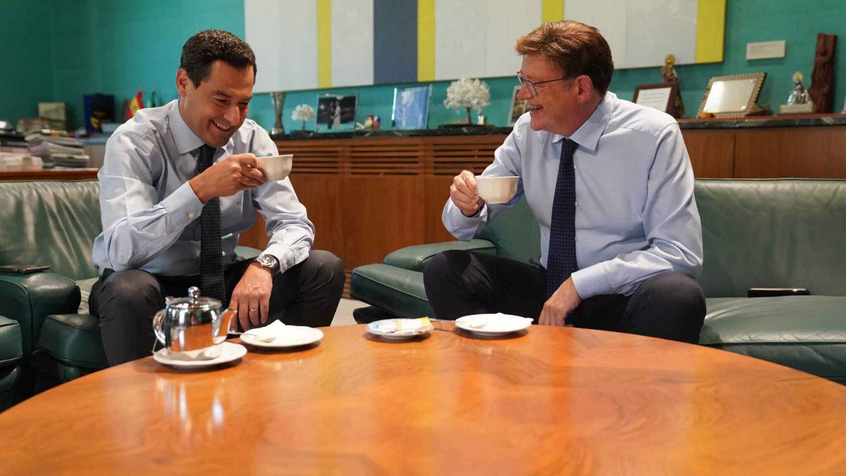 Juan Manuel Moreno y Ximo Puig, presidentes de Andalucía y Comunidad Valenciana, tomando café al término del encuentro mantenido  en Sevilla sobre financiación autonómica.