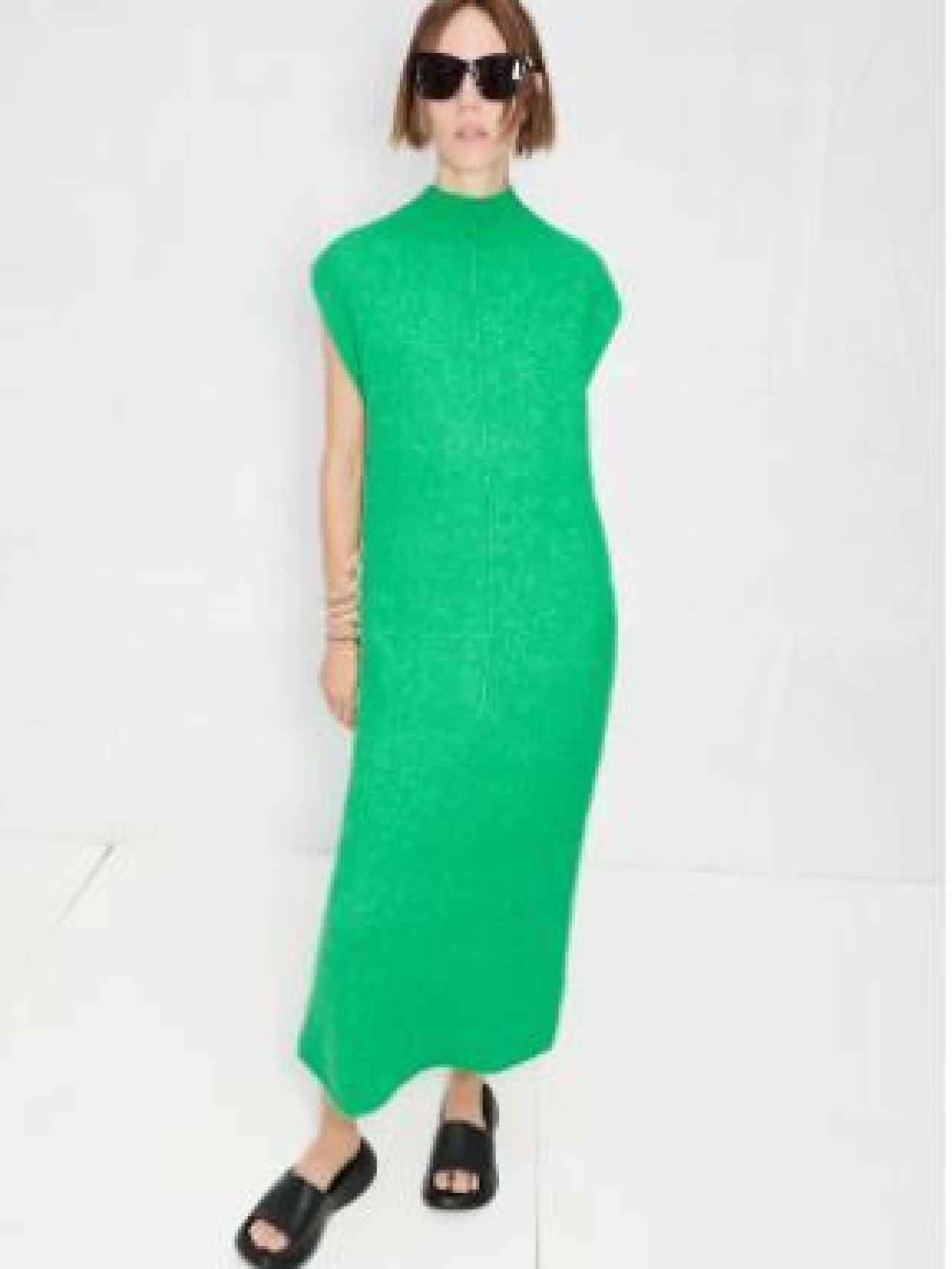 Vestido de Zara verde esmeralda, 49,95 euros.