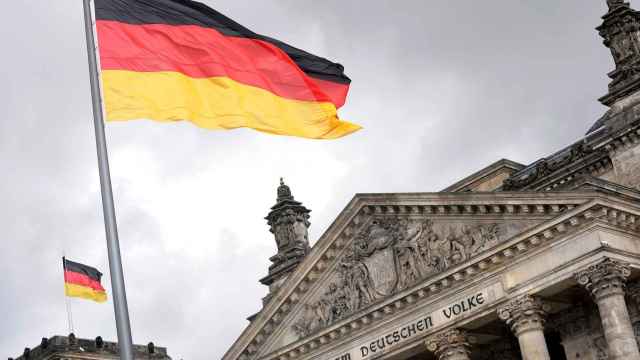 Imagen del Bundestag con dos banderas de Alemania.