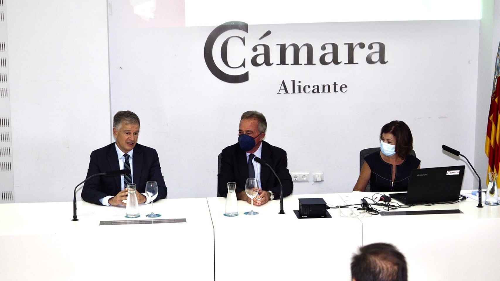 La Cámara de Comercio y Caixabank presentan el informe 'Alicante en cifras 2021'.