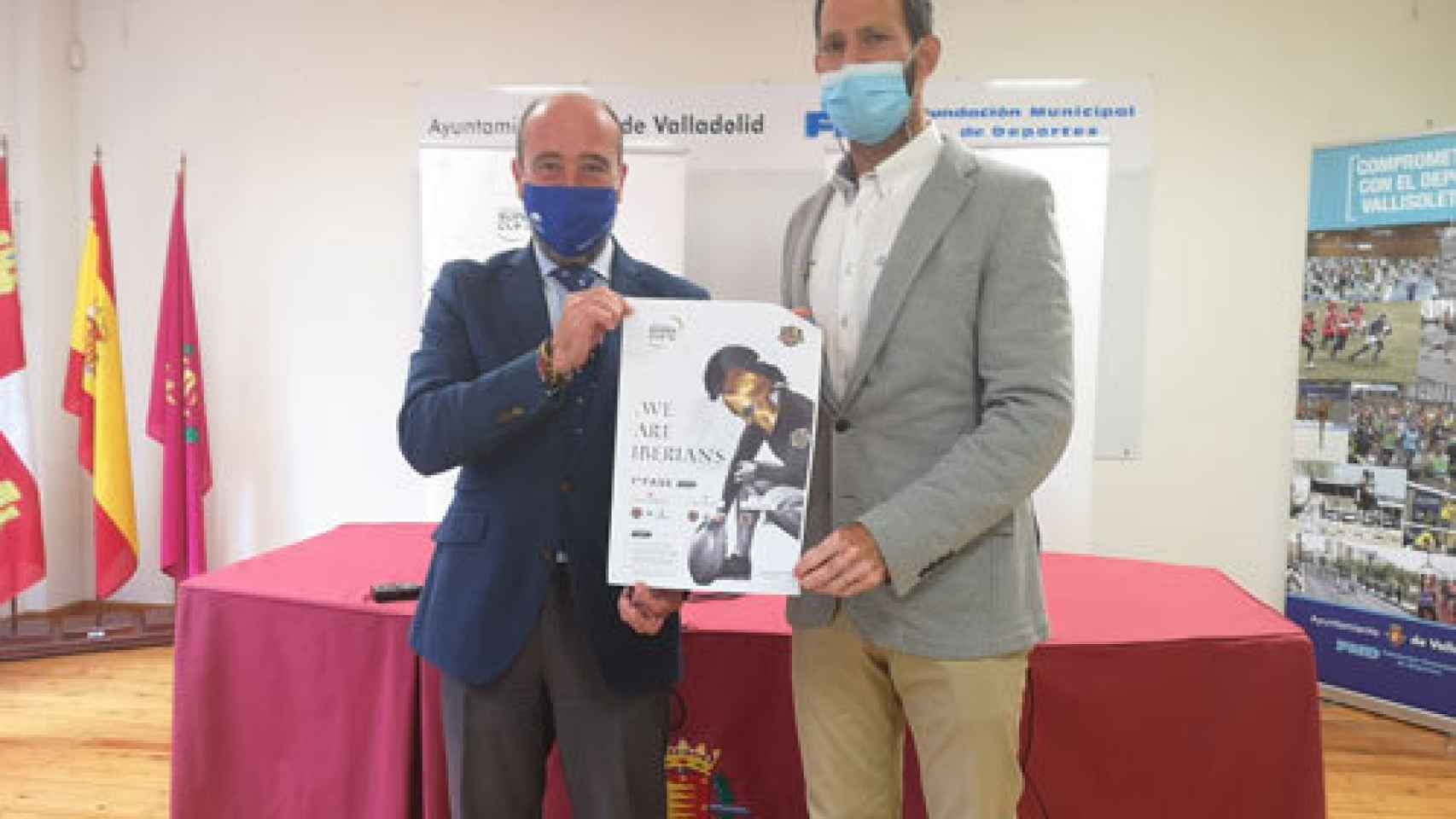 Valentín-Gamazo y Suárez posan con el cartel del partido