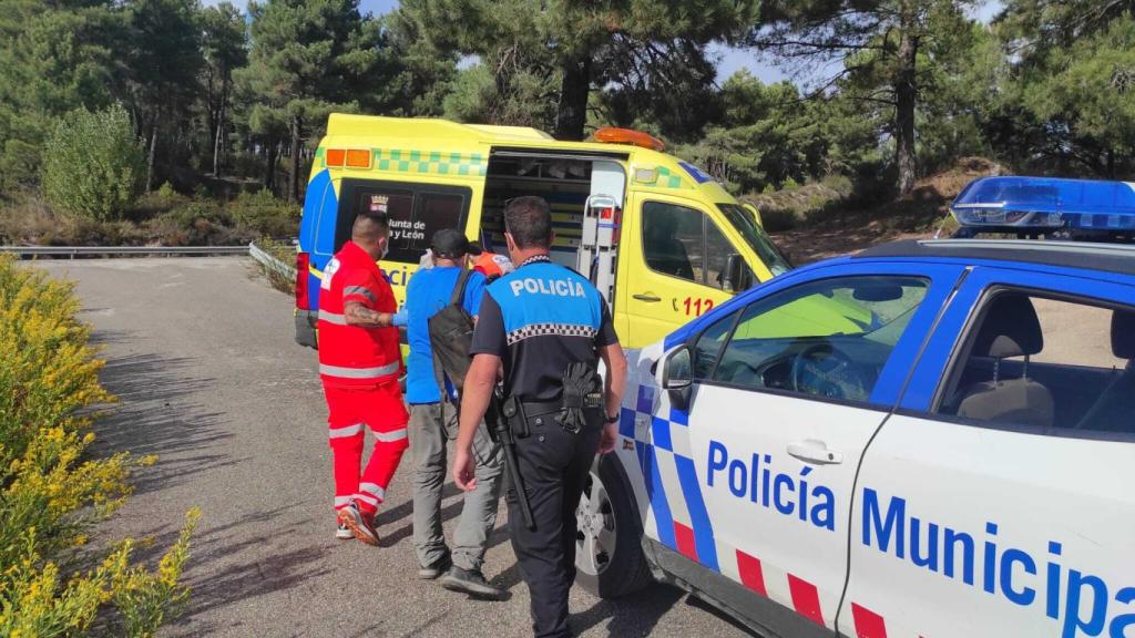 Momento del traslado del senderista herido en Ponferrada