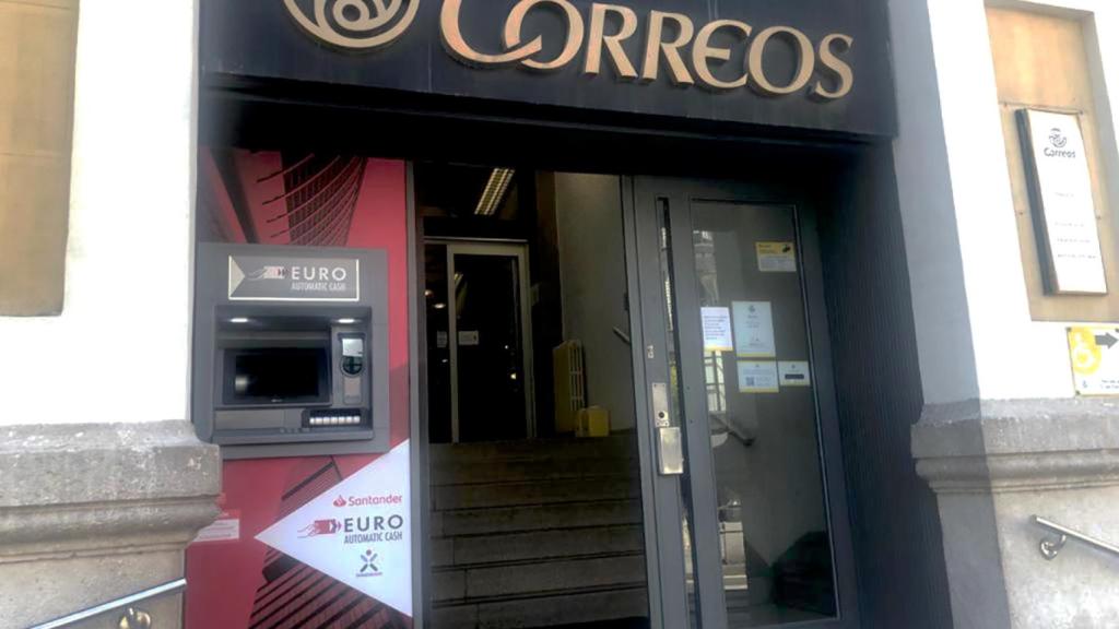 Cajero automático en la fachada de una oficina de Correos