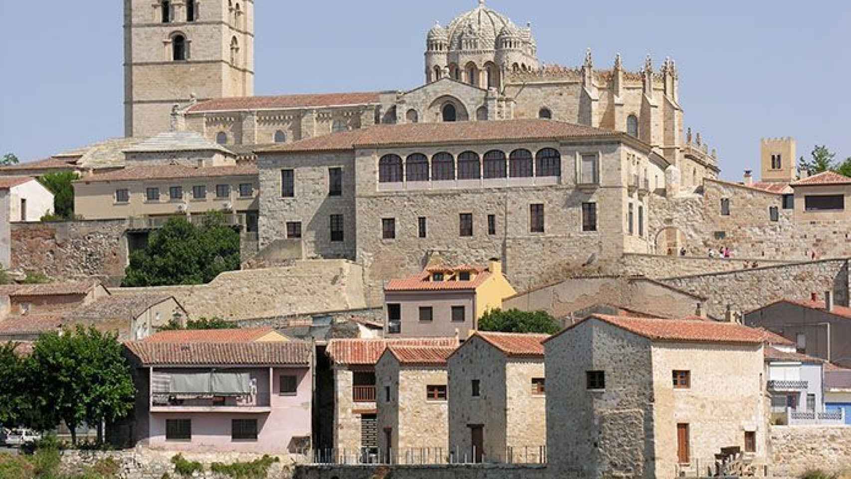La Catedral de Zamora vista desde el río Duero