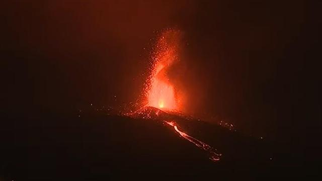 Estallido de lava en una boca del volcán.