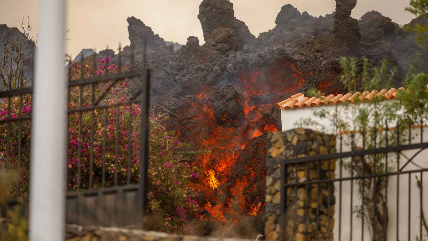 La lava del volcán llegando a las casas de la zona de Los Llanos.