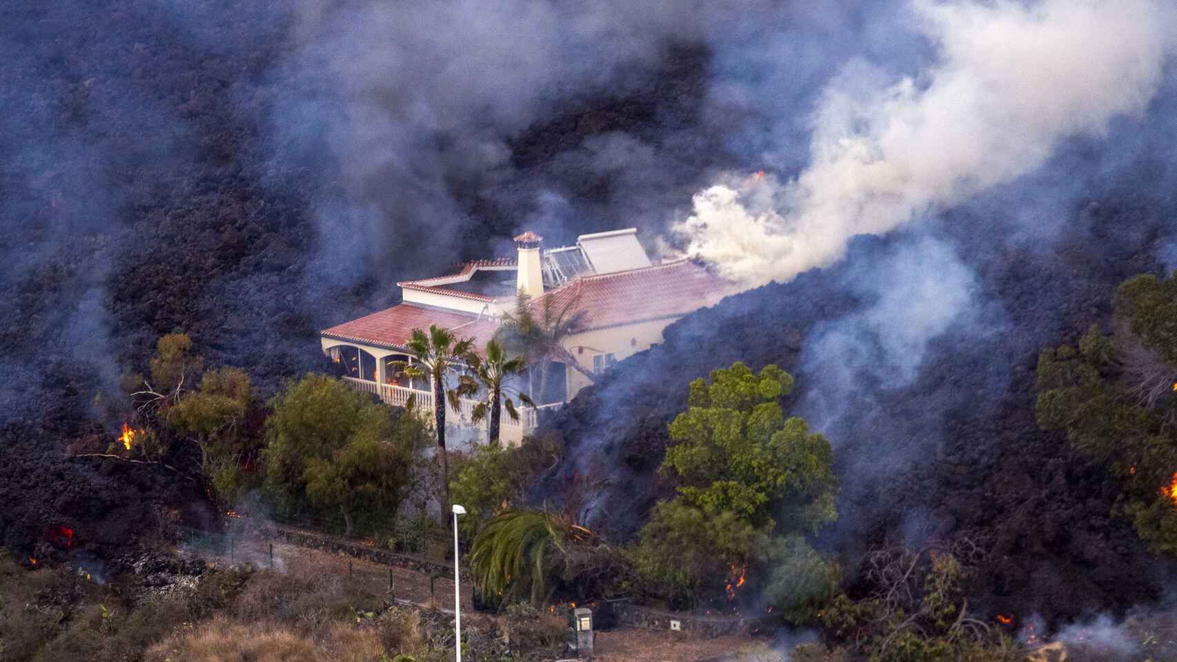 La lava del volcán de Cumbre Vieja devora una casa en La Palma.