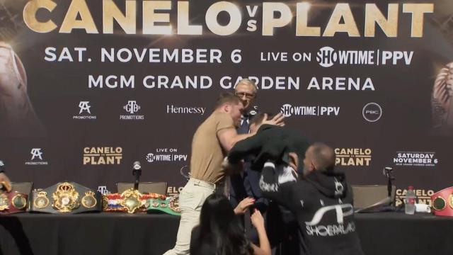 'Canelo' Álvarez da un puñetazo a Caleb Plant en medio de una rueda de prensa