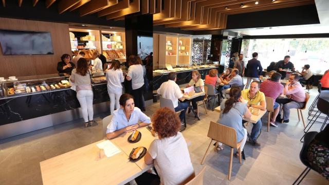 El interior de una cafetería toledana meses antes del estallido de la pandemia de coronavirus.